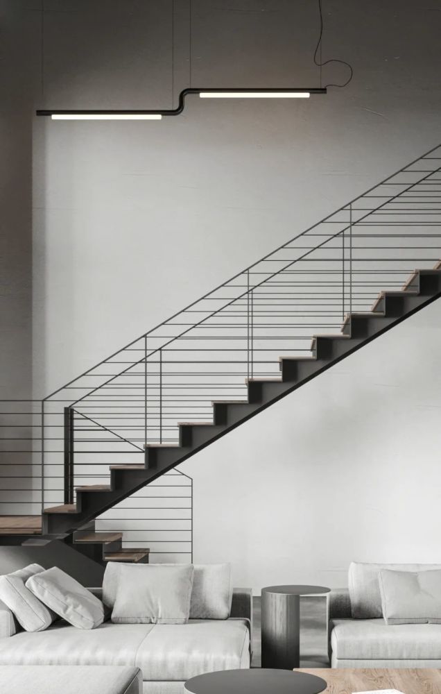 穿过客厅,极简风格的楼梯间,配色与整个客厅的配色相协调,楼梯上方的
