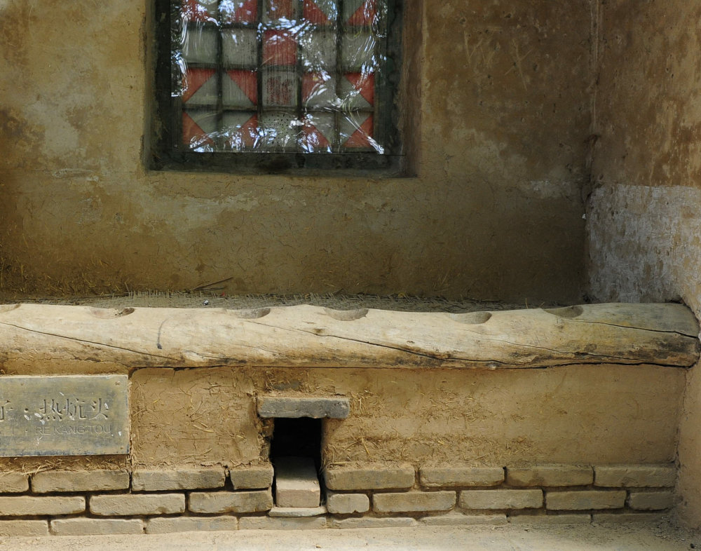 宁夏老巷子还原西海固当年景象,火炕沿上放木头挖凹槽,为啥?_腾讯新闻