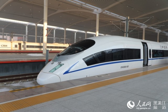 月22日8时40分,由哈尔滨西站开往北京朝阳站的g902次列车缓缓驶出站台