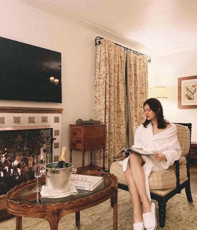 据某知名房产界博主爆料,姚安娜的豪宅位于银泰中心地理位置非常优越