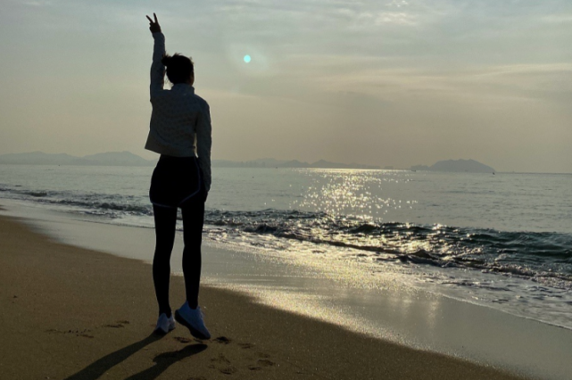 还有一张是在沙滩上伸手比耶,换上一身运动装特别利落清爽,赵今麦作为