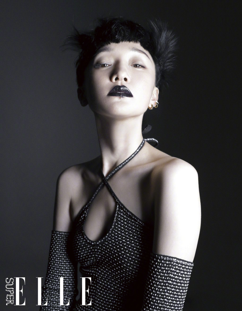 46岁周迅挑战朋克暗黑风,黑唇挂唇钉太叛逆,镶钻连体衣超酷