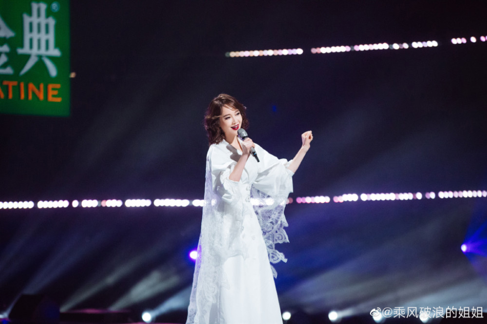 《浪姐2》姐姐初舞台造型:张馨予短发搭运动装,董洁走可爱风