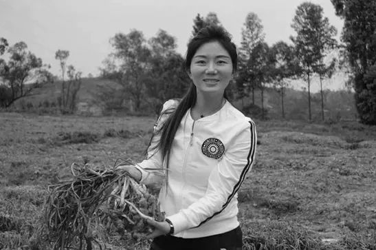 19日,在渠县万兴广场附近的万祥苑小区,一名男子与下班回家的吴女士