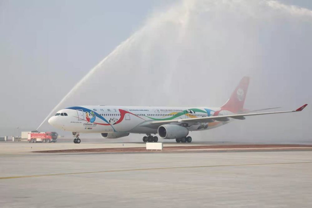 其中,四川航空成都大运号飞机成为抵达天府机场的首架民航客机