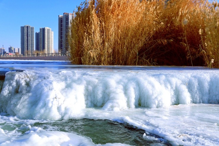 1月18日,巴音郭楞蒙古自治州库尔勒市孔雀河市区段一景.