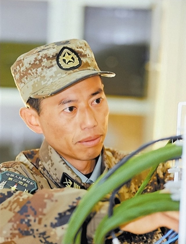 一级军士长王忠心超期服役4年兵王退休享受什么待遇