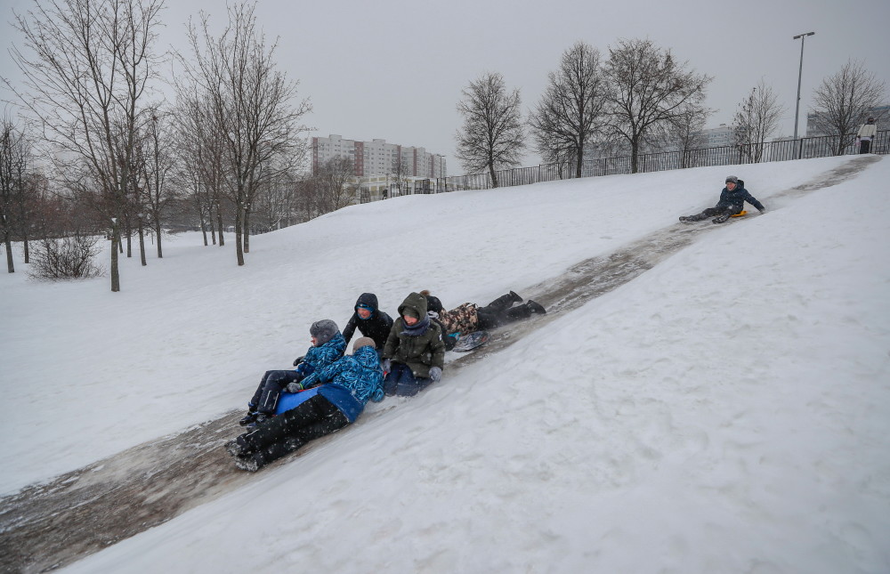 俄罗斯小孩玩雪图片