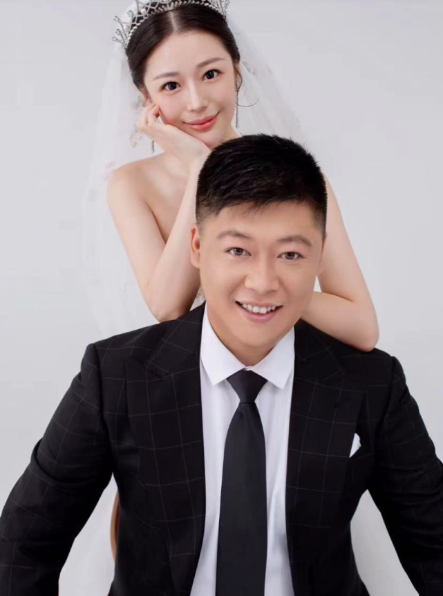 但鲜少有人知道,平日看起来随意接地气的贺树峰对待妻子和自己的小