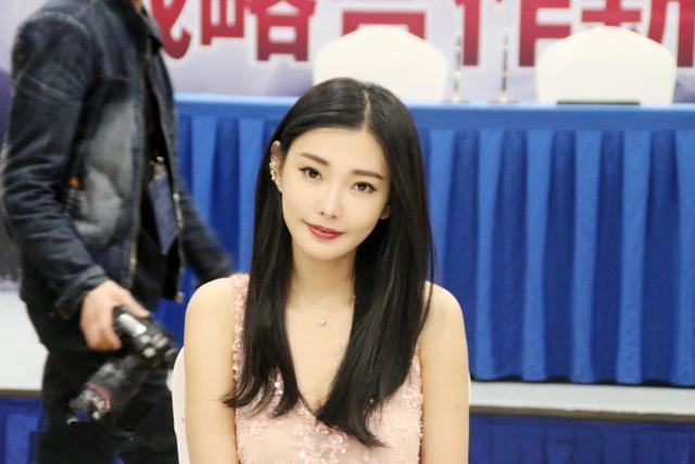 被王晶发掘时才读大二,拍3部电影票房26亿,今成"最美晶女郎"!