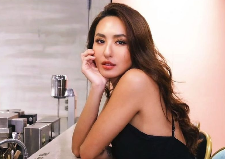 30岁豪门千金住所内景曝光杂物堆积如山被单上有多处污迹没洗