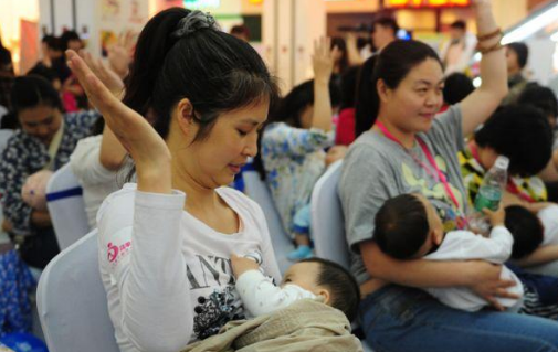 一位10岁男孩至今未断"母乳",每日最少喝4次,如果妈妈不给孩子就闹