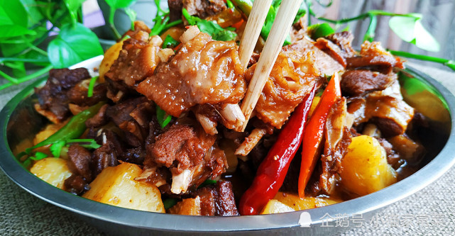 小猫把鹅肉这样做简单的和土豆烧一大锅吃一口满嘴留香好吃
