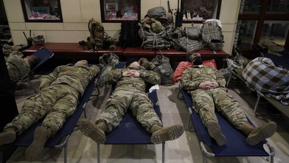 国民警卫队睡停车场图片