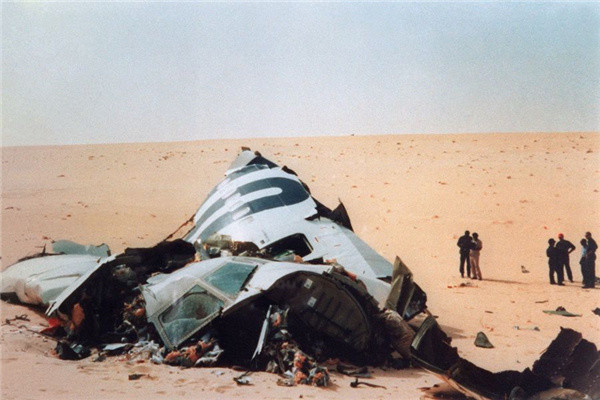 一架客机突然在沙漠上空爆炸,170名乘客无一生还