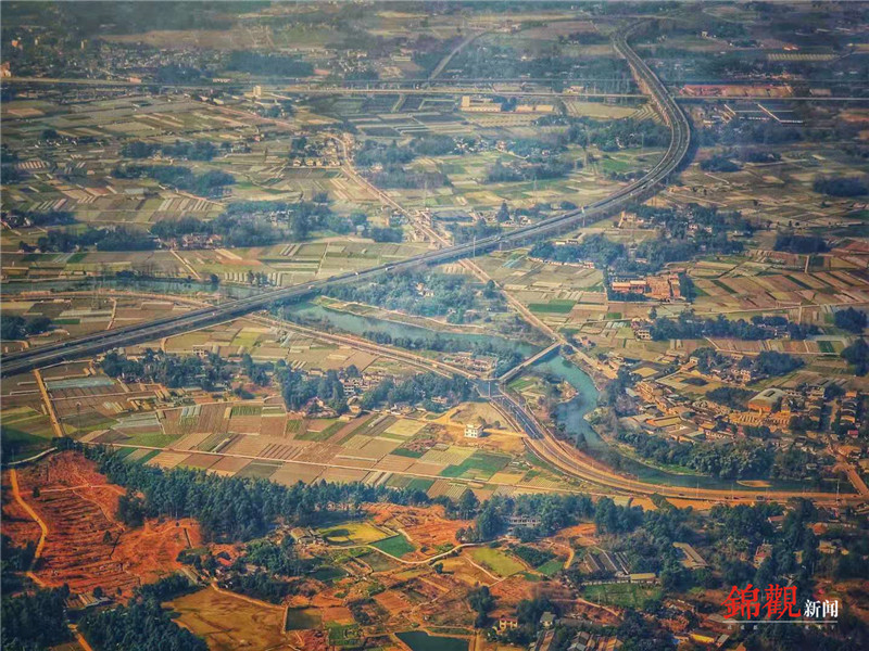 乘坐"大运号"俯瞰富饶的成都平原 美不胜收_腾讯新闻