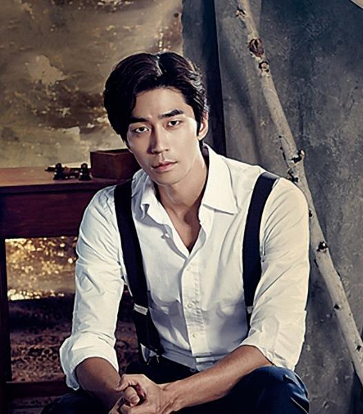 因女神降临爆火涨粉数百万他被对家眼红爆料整容前照片