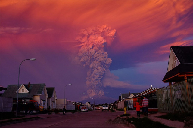 ç¾Žå›½ç«å±±å–·å' ä¸€å¤œä¹‹é—´å¤©ç©ºå˜æˆæ©™çº¢è‰² åƒæžäº† æœ«æ—¥ å‰å…† ç«å±± ç¾Žå›½ åœ°éœ‡