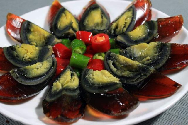 买皮蛋时 遇到这3种扭头就走 都是劣质皮蛋 别被忽悠了 刀切 蛋黄 蛋清 松花蛋 蛋壳 鸡蛋