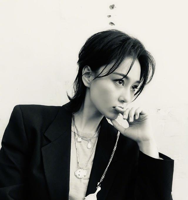 张馨予发文不敢看在我心里从我上台以后的样子我就遗忘了