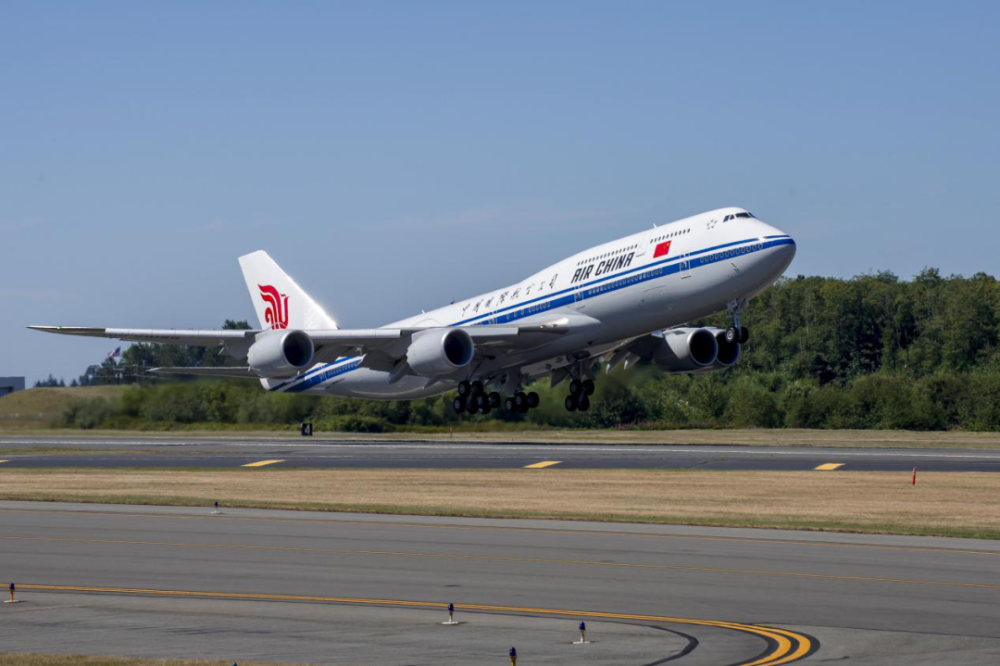 二号选手:国航b747-8川航特别选派"成都大运号"主题涂装a330飞机执飞