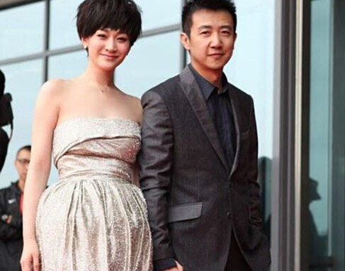 鄢颇:梅婷养了他六年,追求李小冉受伤住院,娶小15岁娇妻生子