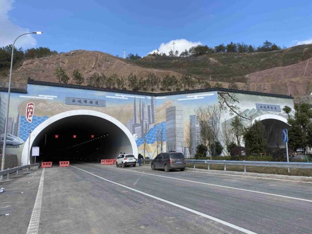 在通过西岘峰隧道时,三车道的隧道空间明显比两车道隧道更显宽敞明亮