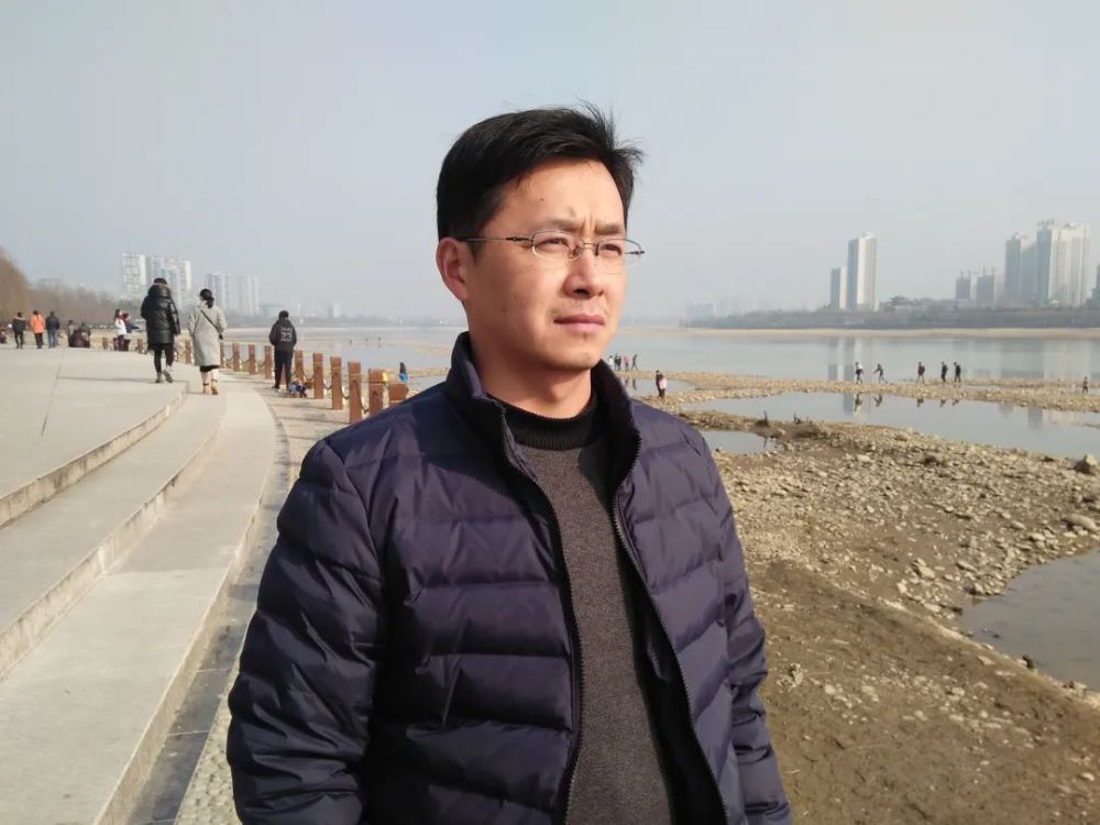 子非原名谢星林.陕西宁强人,80后,陕西省作协会员.