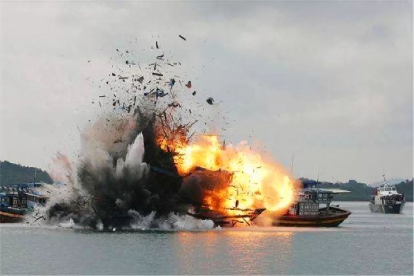 货船爆炸图片