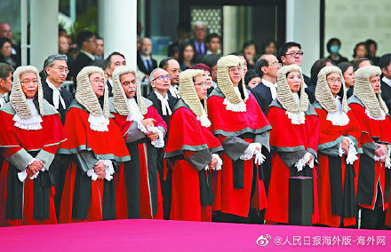 香港法官的假发该摘了