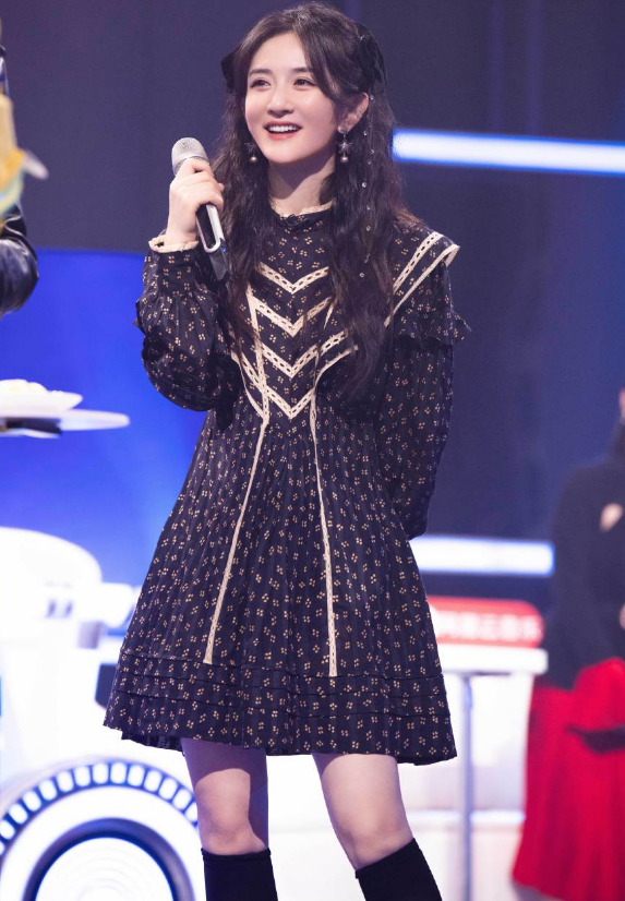 谢娜孕肚照公开宽松打扮遮不住微隆腹部双手捂脸超可爱