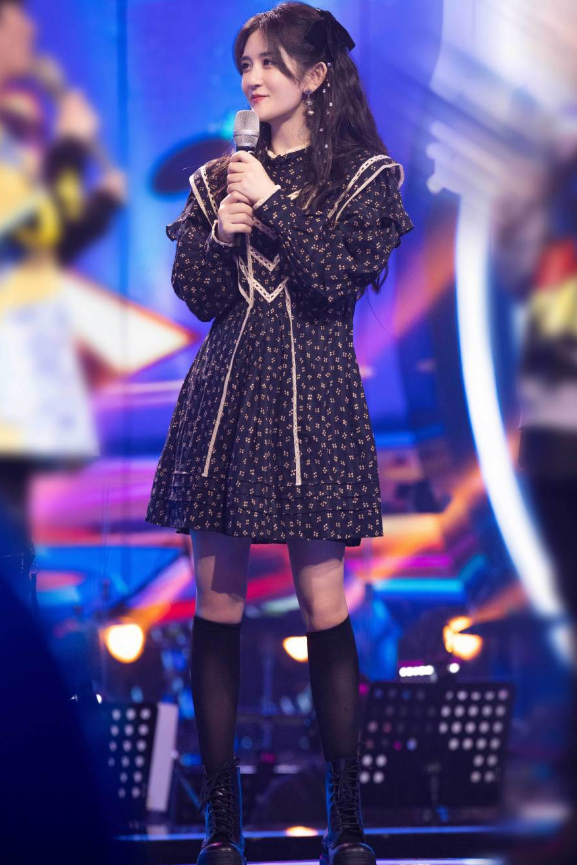 谢娜孕肚照公开宽松打扮遮不住微隆腹部双手捂脸超可爱