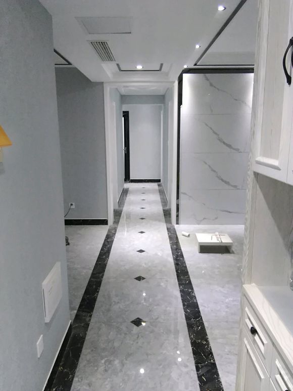 的管道,看起来会比较不整齐,没有其他地方配黑色线条装饰来得简单干净