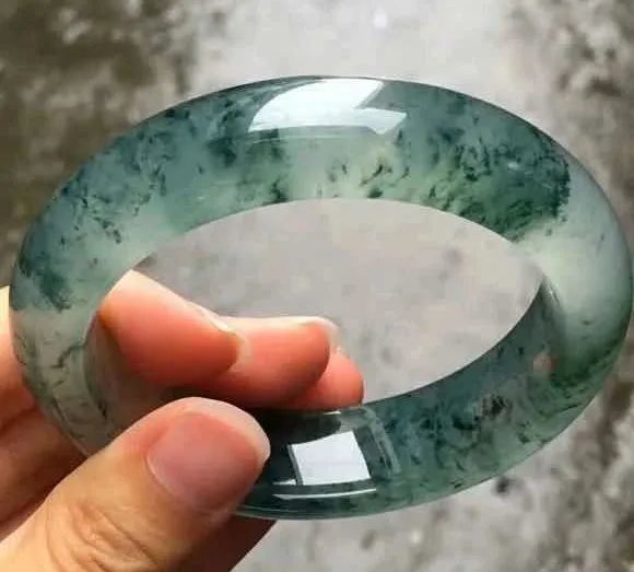 飘花水沫玉外形与飘花翡翠极为相似,但价格却相差百倍!