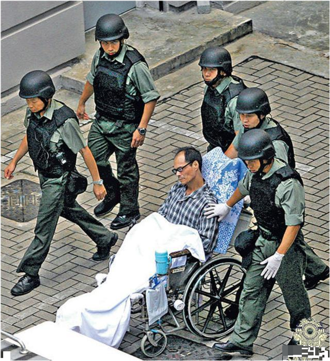 悍匪龙治民.由于个子矮小他从小被同学戏弄.