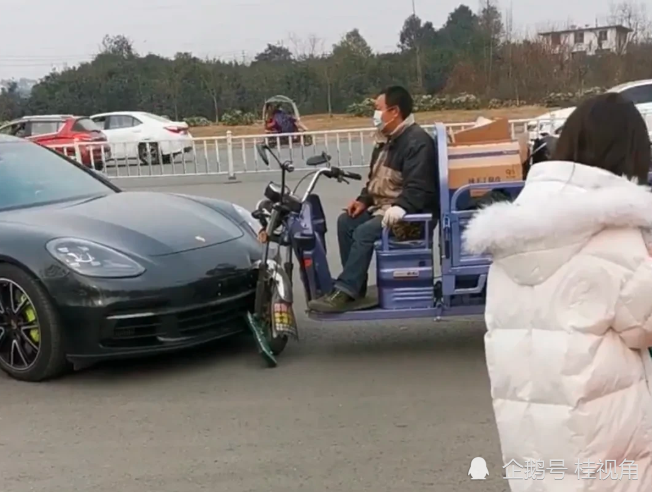 四川三轮车逆行撞上保时捷司机当场被吓傻现场曝光