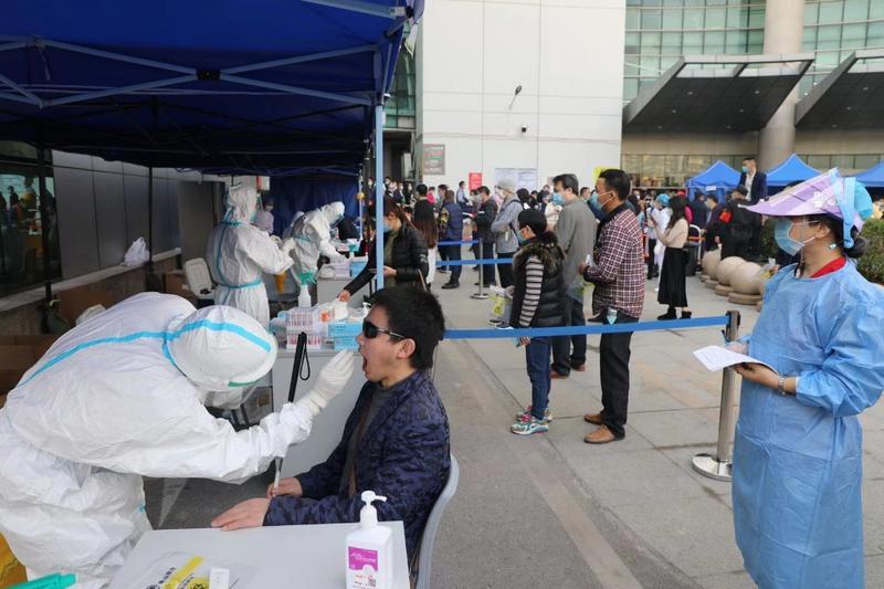 协和深圳医院核酸检测人群爆棚连夜新增5个核酸采样点