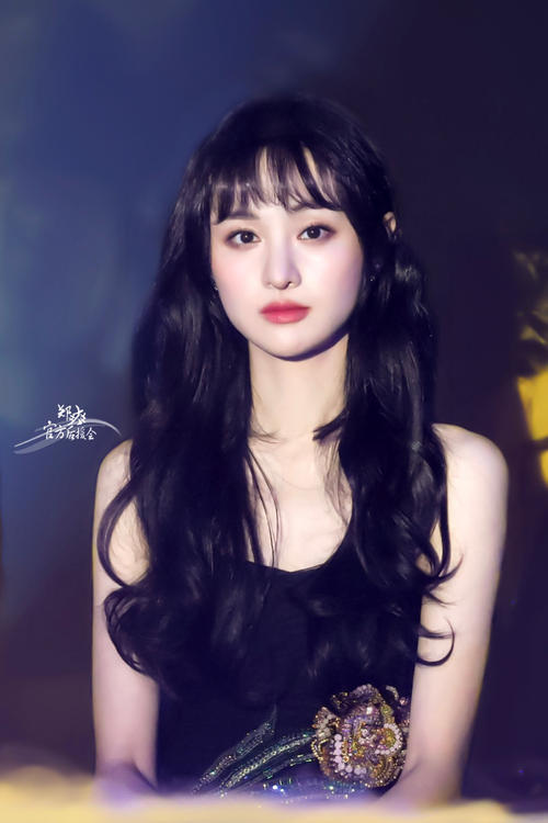 清纯可爱的郑爽搭配性感迷人的连衣裙,有不一样的魔力