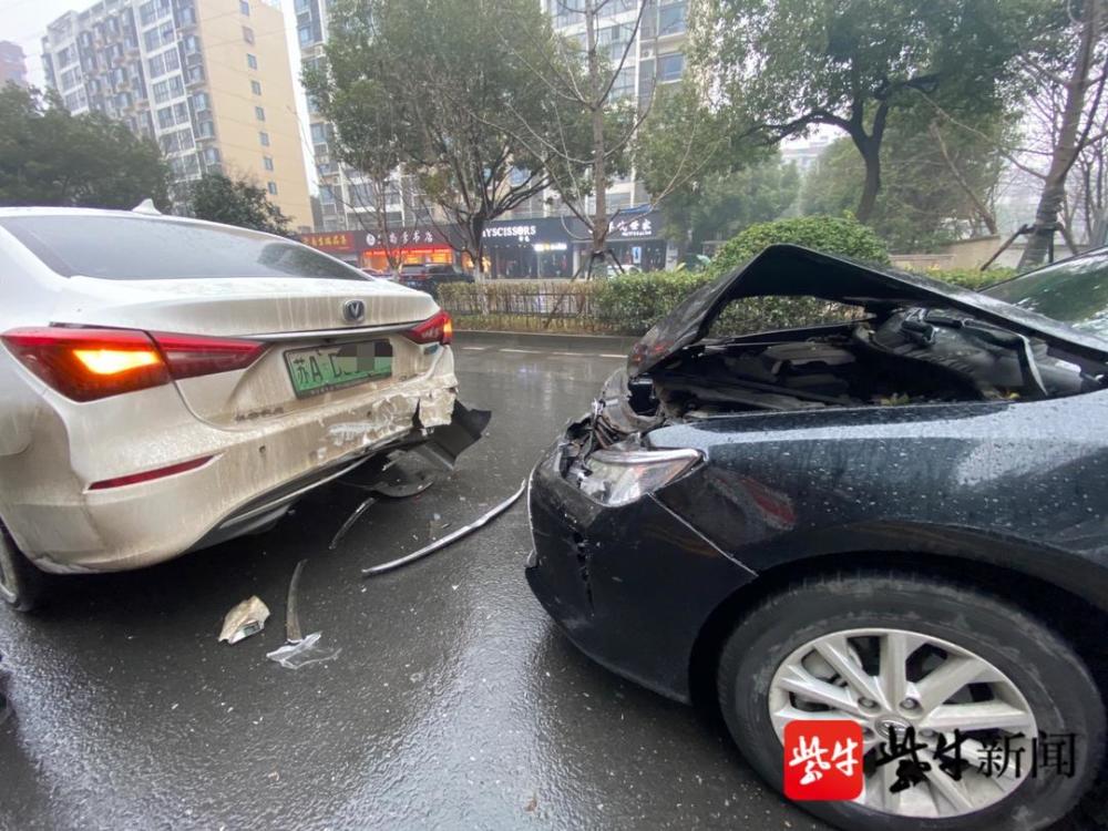 雨天路滑心急上班跟车太近刹不住追了尾