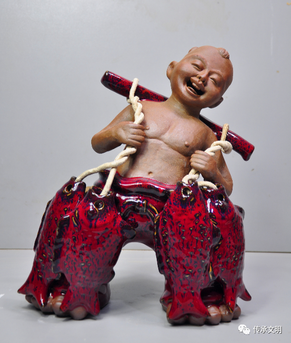 张振福泥塑作品特别崇尚艺术的"韵味",风格豪放夸张,形式兼工带写