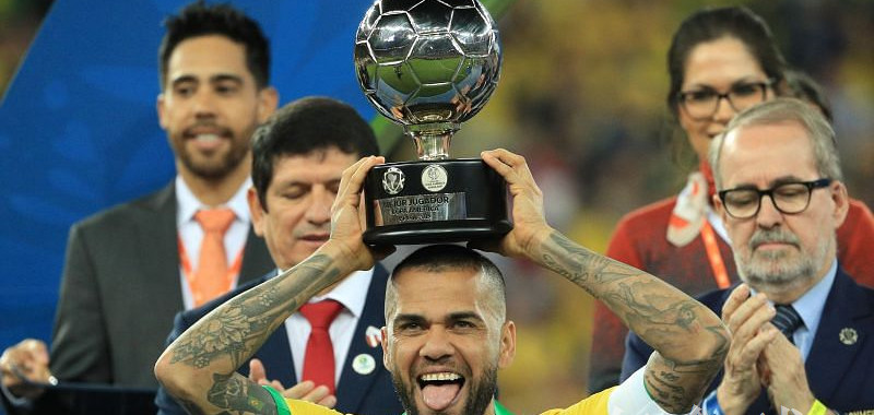 c罗与哈维并列第九,前巴萨后卫丹尼尔-阿尔维斯以42座冠军奖杯排名第