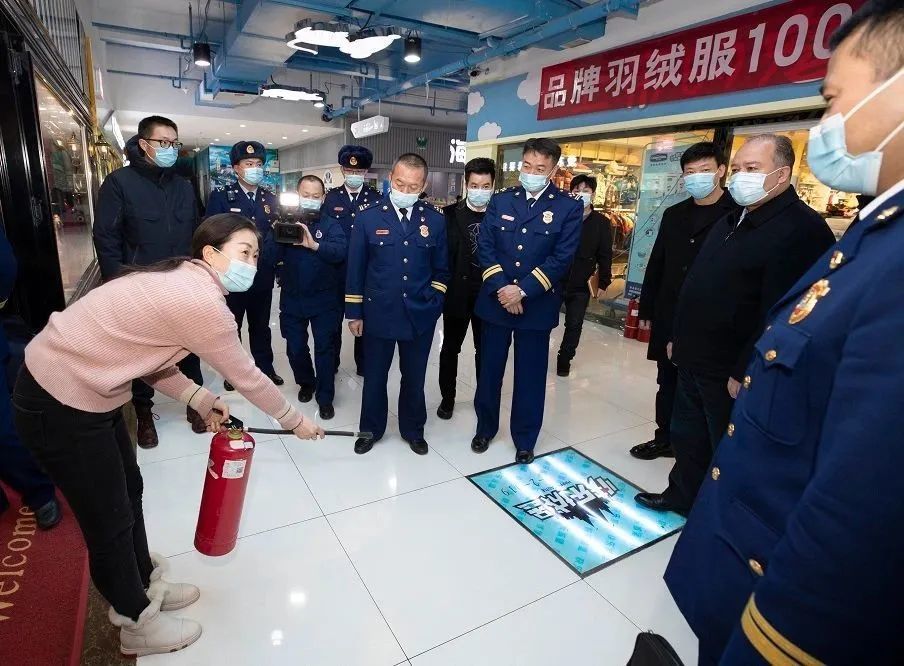 姚清海总队长带队督导检查乌鲁木齐市大型商业综合体消防安全