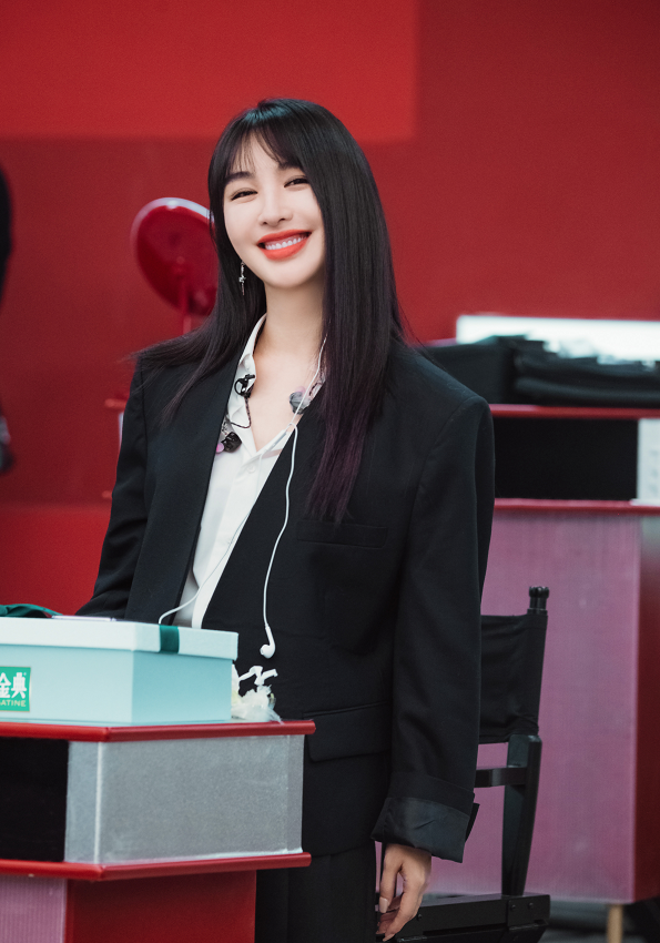 李菲儿的浪姐2初舞台真飒帅气造型不输前男友真挺抢镜的