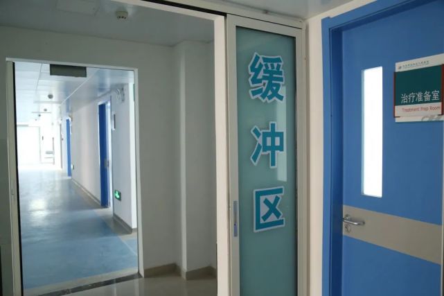 半污染区及医务人员通道和患者通道),三个分区之间分别设置缓冲间