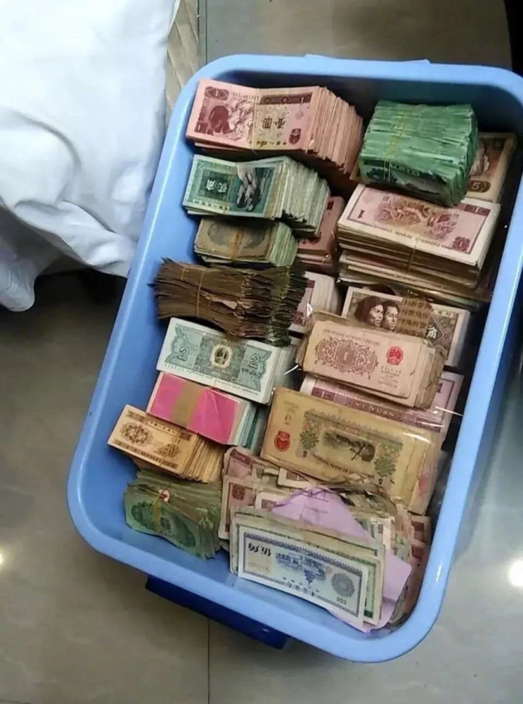 奶奶给我攒了一箩筐老钱币,银行说只能一块钱换一块钱,我要换吗_腾讯