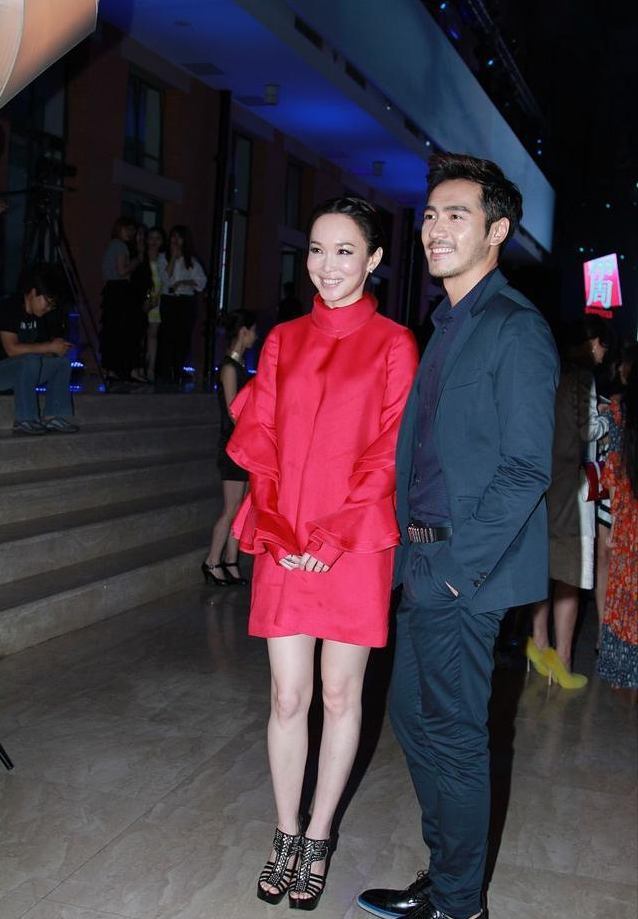 范文芳哪像奔五的人,金色旗袍秀出好身材,转身才知道绷得多紧