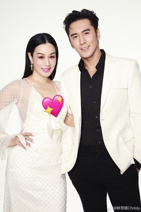 50岁钟丽缇与老公机场玩亲亲穿紧身裤大腿粗壮张伦硕闭眼享受