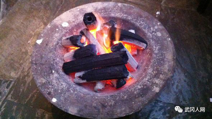 多数情况下,村民总是难以将就做饭的火子来生火取暖.