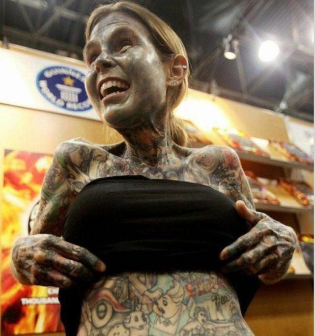 她是世界上纹身最多的女生身体95被纹身覆盖原因让人心疼