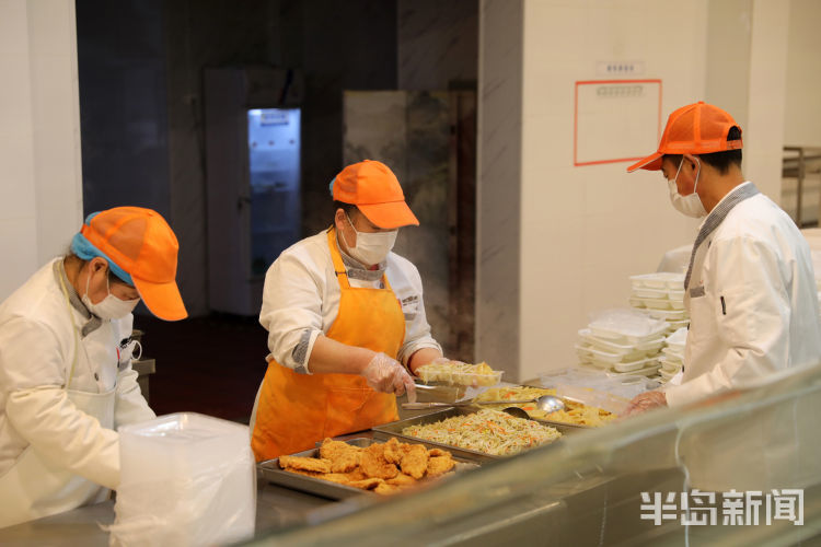 2020年5月22日,青岛理工大学市北校区餐厅,工作人员为返校学生准备